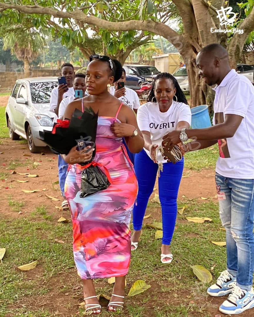 Pliam_'s tweet image. Apparently they are married, I hope he didn&apos;t miss all the signs and he  ended up married and single 💀😂😂😂