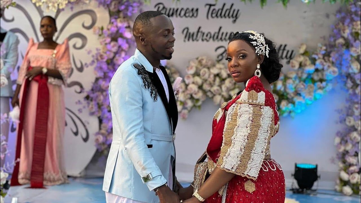 Pliam_'s tweet image. Apparently they are married, I hope he didn&apos;t miss all the signs and he  ended up married and single 💀😂😂😂