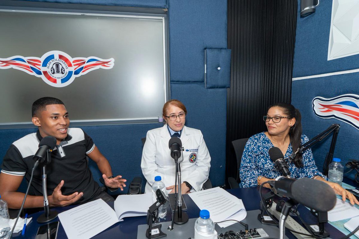 FuerzaAereaRD's tweet photo. #Edición55 "Alas Solidarias" 🎙️La Voz de la #FARD en la Radio.
🏥"RESIDENCIAS MÉDICAS EN EL #HMDRDL"
-Tte. Coronel Anestesióloga, FARD. Encargada del Depto. de Planificación y Enseñanza.
-A/M Médico Internista, FARD. Coordinadora de la Residencia de Medicina Interna… https://t.co/czLnOsaEQM