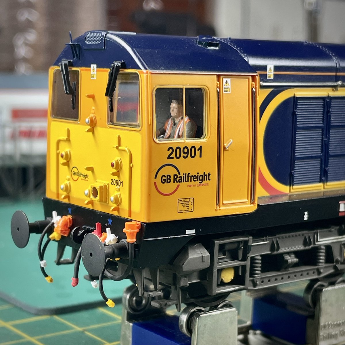 So 20 901 goes thru its final testing on the rolling road. Driver, working lights, front cab aerial and sound all now fitted - ready to join the weathering queue 👍🏻 #TMRGUK #Class20