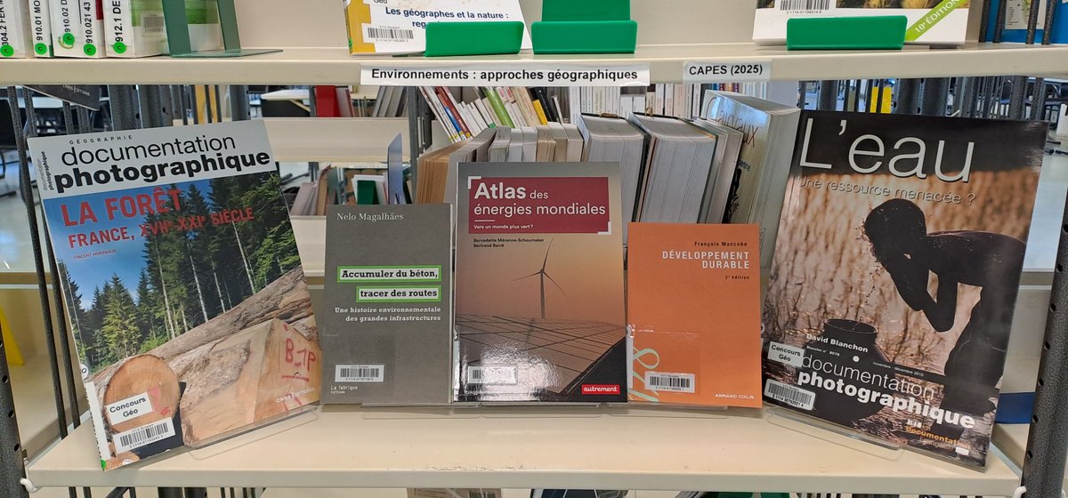 francoisejob21's tweet photo. #B2UFR Aujourd'hui 2 numéros de la revue "Documentation photographique" et 3 nouveaux ouvrages ont été mis à la disposition des étudiants qui préparent la nouvelle question concours en géo :
"Environnements : approches géographiques 👇👇
#Concours2025 #CAPESHG #AgrégationHistoire https://t.co/TD4wR1p6hM