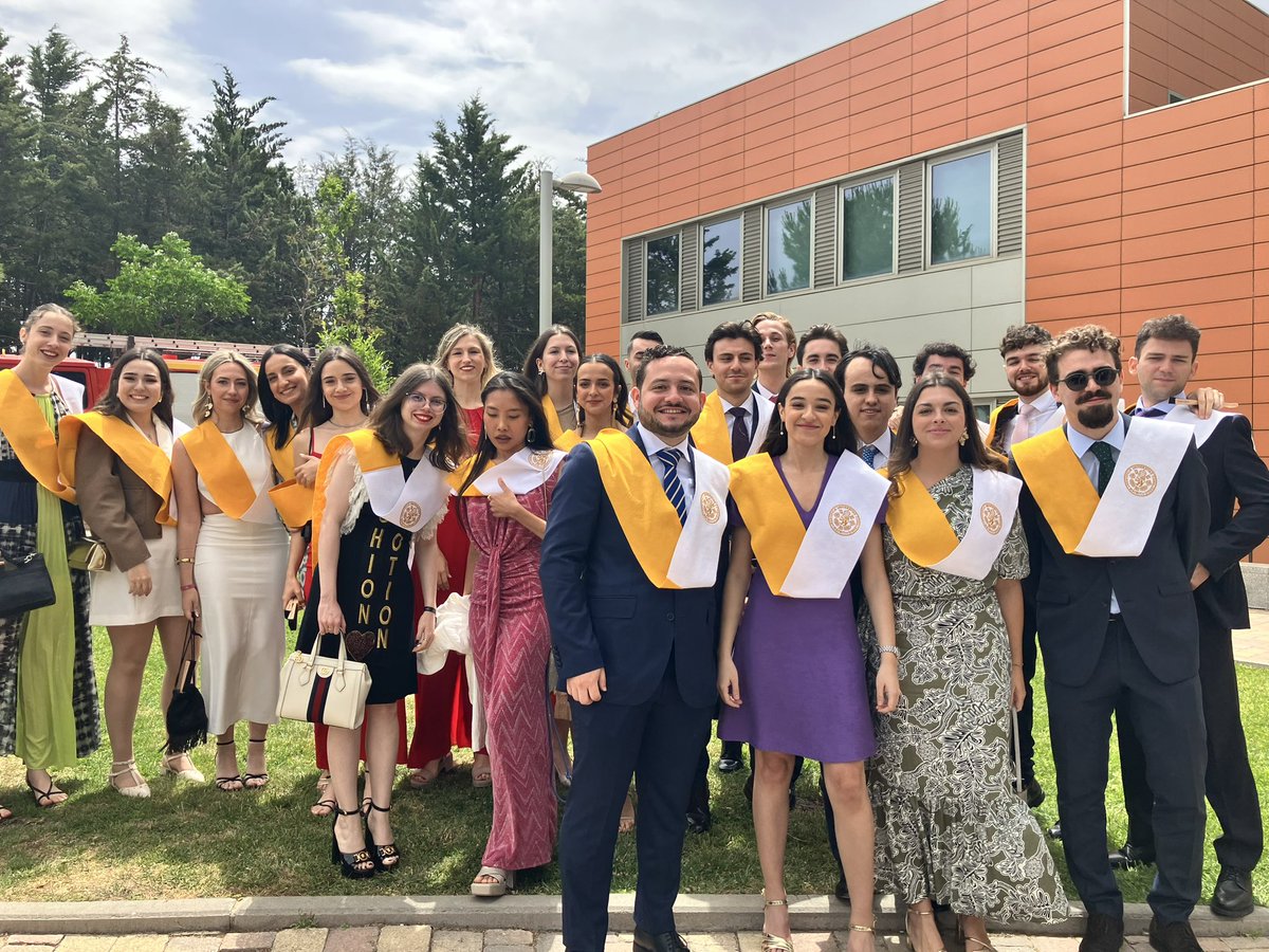 AlbertoPriego's tweet photo. 281 días después concluye una edición más del #MUAI Mucho trabajo, esfuerzo y cariño el que ponemos en @ICADE_Derecho para seguir formando a los mejores PARA el mundo https://t.co/6HF8yV1UZ5