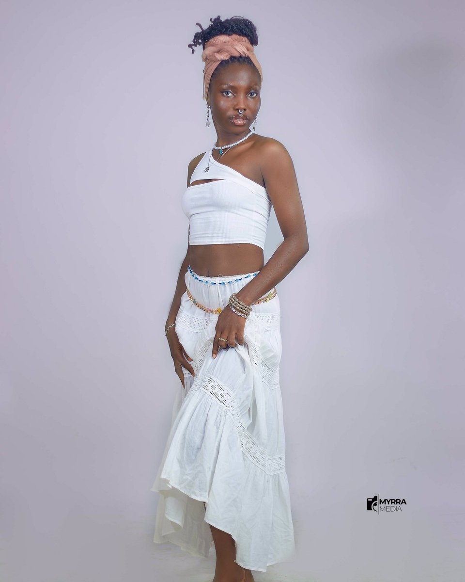 myrramedia's tweet image. Snow white But a person 🕊

Model @omo_arolu_owo 
📸. @myrramedia 
Cc.  @lolalore_studios 

#style #styleblogger #boxbraidstyles