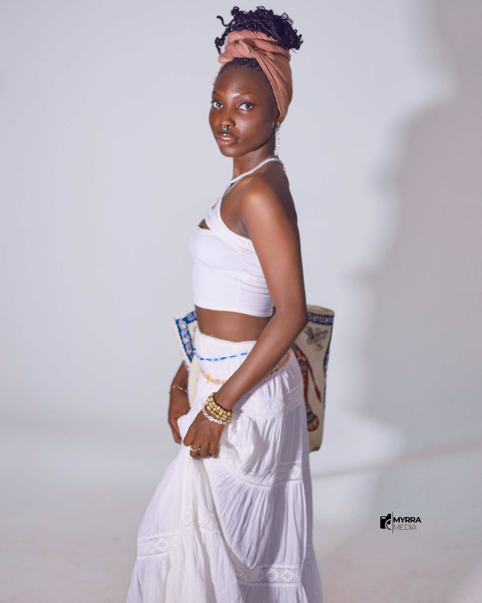 myrramedia's tweet image. Snow white But a person 🕊

Model @omo_arolu_owo 
📸. @myrramedia 
Cc.  @lolalore_studios 

#style #styleblogger #boxbraidstyles