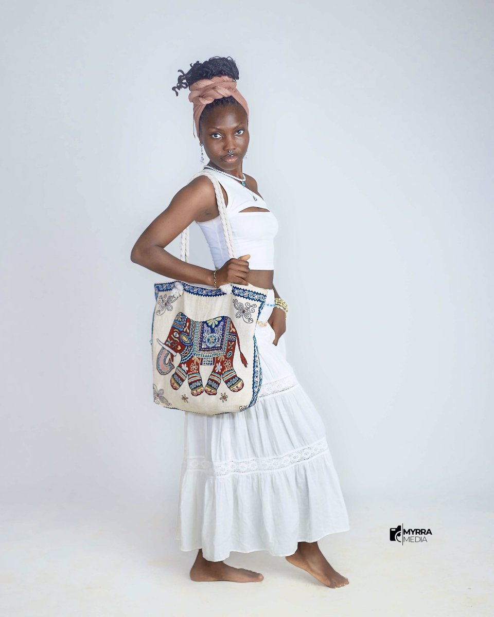 myrramedia's tweet image. Snow white But a person 🕊

Model @omo_arolu_owo 
📸. @myrramedia 
Cc.  @lolalore_studios 

#style #styleblogger #boxbraidstyles