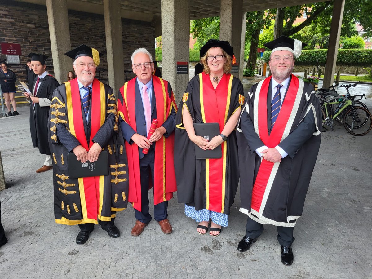 A braint yn wir oedd bod yn bresennol i weld Noel Thomas yn cael ei anrhydeddu heddiw!

It was a true honour to be present today to witness Noel Thomas receiving an honorary degree!
