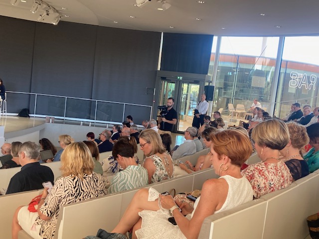 OlivierVincent_'s tweet photo. 📣 Retour sur l'#UEIE 2024 pour les équipes de @Bpifrance Export, à 📌Aix-en-Provence.
Entre bouleversements géostratégiques et commerce international, comment les entreprises gèrent-elles les risques et les opportunités ?
🌍 Nous avons pris part à 2 jours riches en échanges et workshops emplis de synergies vertueuses pour y répondre, aux côtés des @OSCI_Federation, des acteurs du développement international et des équipes de Bpifrance Export.
J’ai d'ailleurs eu le plaisir de co-animer l’atelier « Comment se financer à l’export » à destination des #PME/ #ETI françaises 🇫🇷, avec Pascal Bouvet (@cic) et Jean-Christophe Cavanna (@DiotSiaci).
➡️ Cet atelier a été pensé en complément de l’étude menée par @BpifranceLeLab sur les perspectives et opportunités de croissance à l’international.
Ce qu’il faut en retenir :
🔹 Les PME ayant une expérience à l'export (environ 1/4 des PME) ont globalement mieux performé en 2023 que les non exportatrices.
🔹 23% des PME comptent exporter en 2024.
🔹 Les PME françaises jugent que la qualité de leurs produits/services, leur service client et leur notoriété sont leurs principaux atouts face à leurs concurrents étrangers.
🔹 Les entreprises qui innovent et qui exportent sont les plus performantes.
🔹 Dans un contexte où la croissance reste faible en France, l'export constitue une belle opportunité pour accroître les performances des entreprises.
🔹 Les risques doivent être appréhendés et gérés.