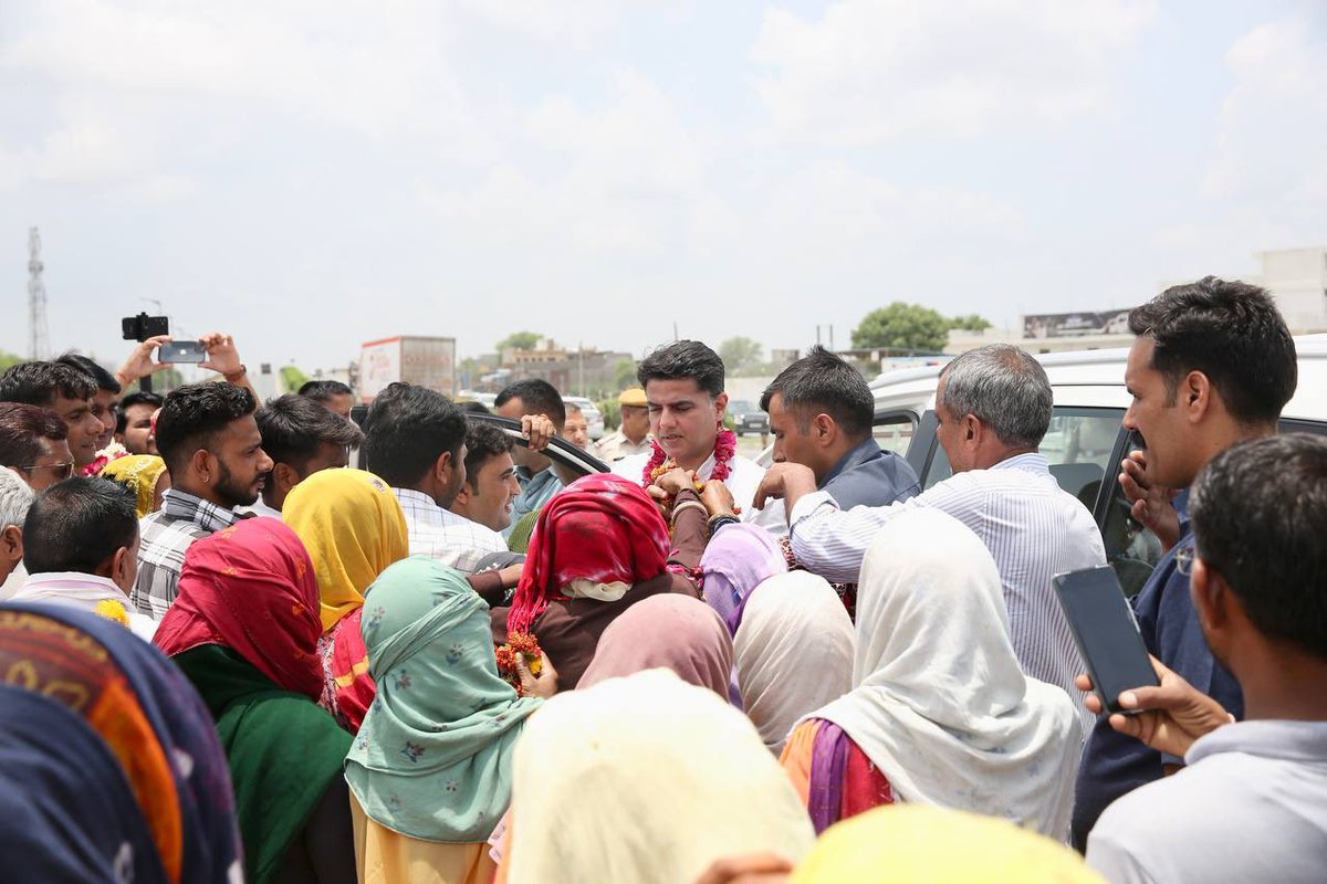 RavindraGurj's tweet photo. 📍टोंक
पार्टी नेताओं, जनप्रतिनिधियों, कार्यकर्ताओं और आमजन के साथ मुलाकात… #sachin pilot #Ravindra Gurjar #puspendra poshwal https://t.co/BmrewY4i34
