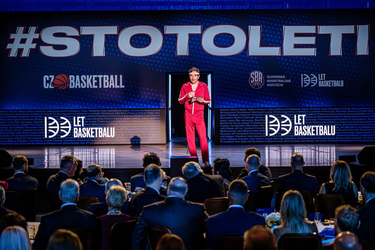 MartinPeterka23's tweet photo. Těžká disciplína - galavečer ke 100 letům česko-slovenského basketbalu. Kdo by čekal nudu v Obecním domě, ten nezná @cz_basketball. Velké díky všem, kteří se na tomhle speciálním utkání, kdy každá čtvrtina trvala 25 let, podíleli. #stotoleti #czbasketball https://t.co/1SCegDWKDu