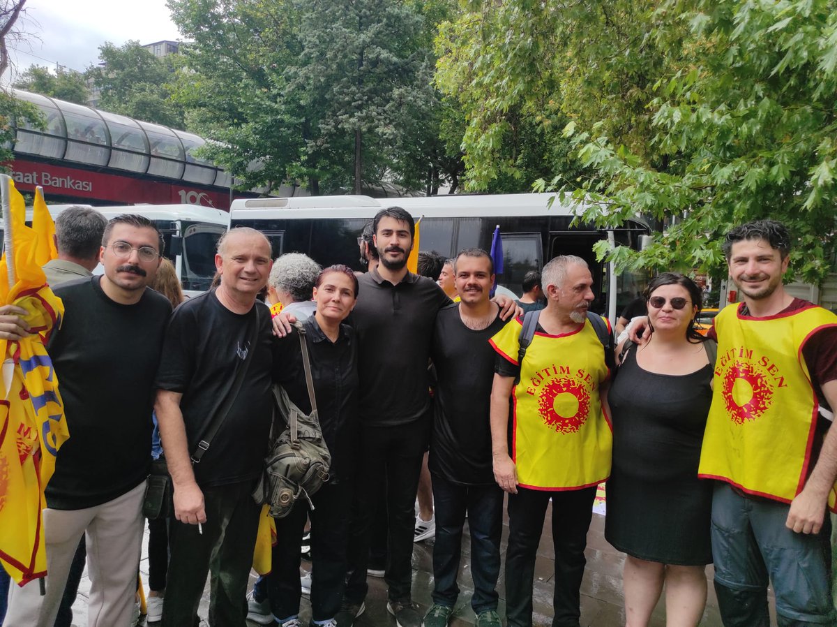 Haklarımızı ve taleplerimizi içermeyen,  eşitlik ilkesini de emeğimizi de yok sayan ve baskı aracı olarak kullanmayı planlayarak sınıfın örgütlenmesini engellemeyi tasarlayan ÖMK'yi reddediyoruz! #meclisÖMKyireddet