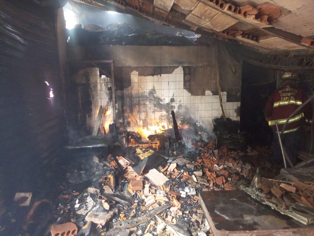 📌 Funcionarios del Sistema Nacional Gestión de Riesgo controlaron incendio de carpintería y dos viviendas en Maca, a la altura de vuelta La Grupera, Petare. No sé reportan lesionados.
#VenezuelaEsPoesía
