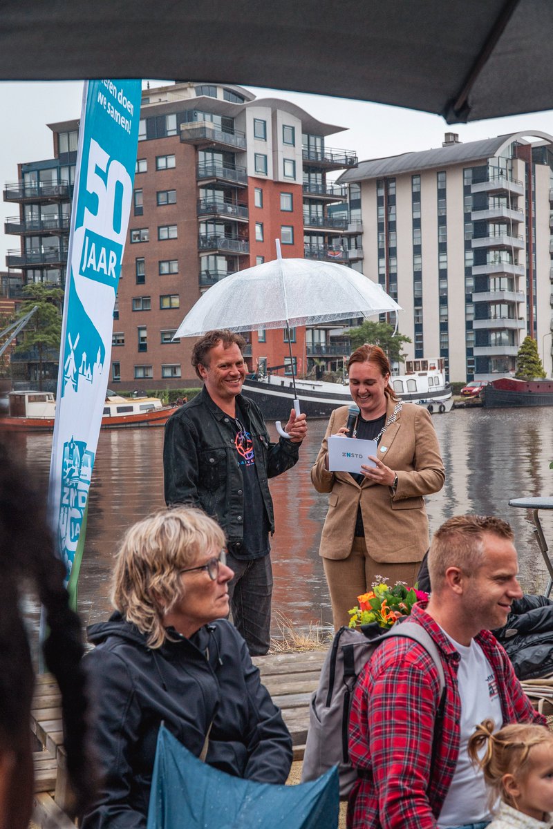 Het weer mocht de pret niet drukken! Afgelopen vrijdag onthulde wethouder <a href="/stephanieonclin/">Stephanie Onclin VVD</a> weer 4 nieuwe namen van de Walk of Fame. 📷

#WalkofFame #50jaarZaanstad #Jubilieumjaar #Zaanbocht #GemeenteZaanstad