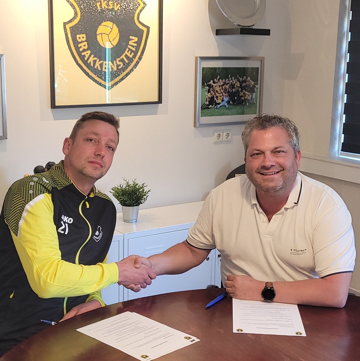 Brakkenstein's tweet image. Maurice Janssen zal dit seizoen de #assistent-#Trainer zijn van onze #hoofdtrainer Roy Grootaert.

Wij wensen Maurice heel veel plezier en succes toe 🟡⚫⚽

Bestuur rksv @Brakkenstein