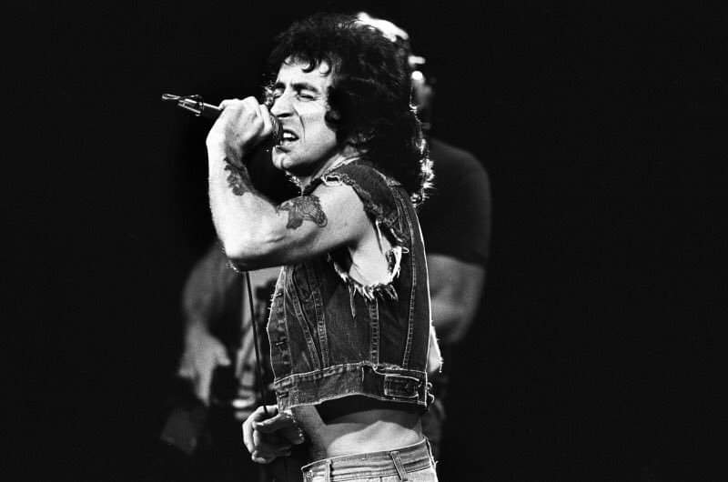 freefmworld's tweet photo. 1946 nace en Escocia el emblemático ex vocalista de #ACDC, Bon Scott. El disco 'Back In Black', lanzado 5 meses después de su muerte a los 33 años en 1980, fue dedicado en su memoria. #rocafm #freefm #music #Madrid #musica #rock #HEAVYMETAL #RadioOnline https://t.co/EqTymoV6Kq