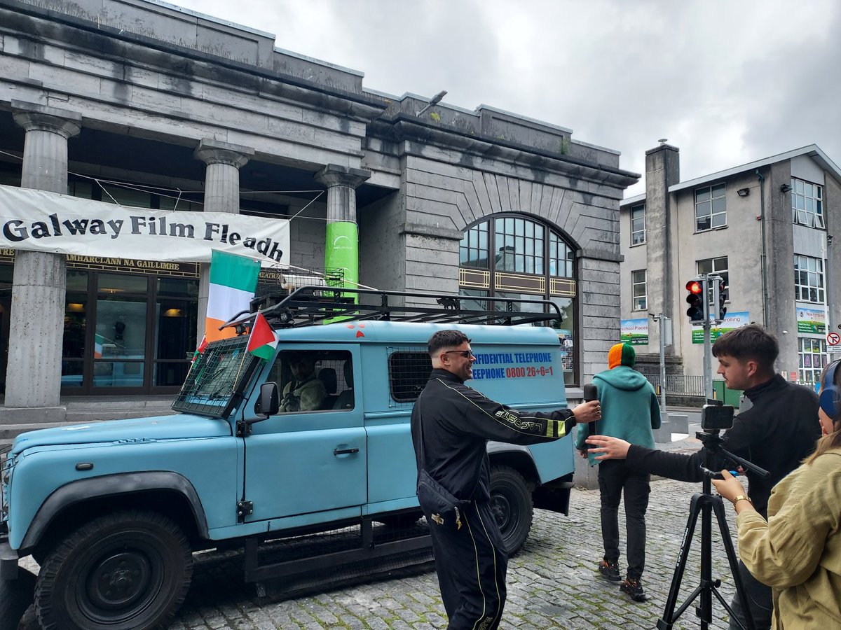 Belfast hip-hoppers <a href="/KNEECAPCEOL/">KNEECAP</a> are in #Galway for the Irish premiere of their new film at <a href="/GalwayFilm/">Galway Film Fleadh</a> this evening (7pm).

There are some brilliant Irish language films in the #FilmFleadh programme 

#Gaillimh 

facebook.com/share/p/gGzYRf…