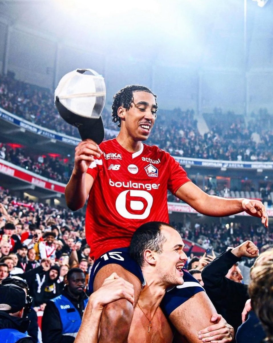 FabrizioRomano's tweet image. 🚨 Manchester United formal bid worth over €50m for Leny Yoro has been accepted by Lille today.

Lille, insisting with Yoro to accept Man Utd as it’s best proposal on their table.

↪️⚪️ Leny Yoro has always given priority to Real Madrid, waiting for them.

Decision up to Yoro.