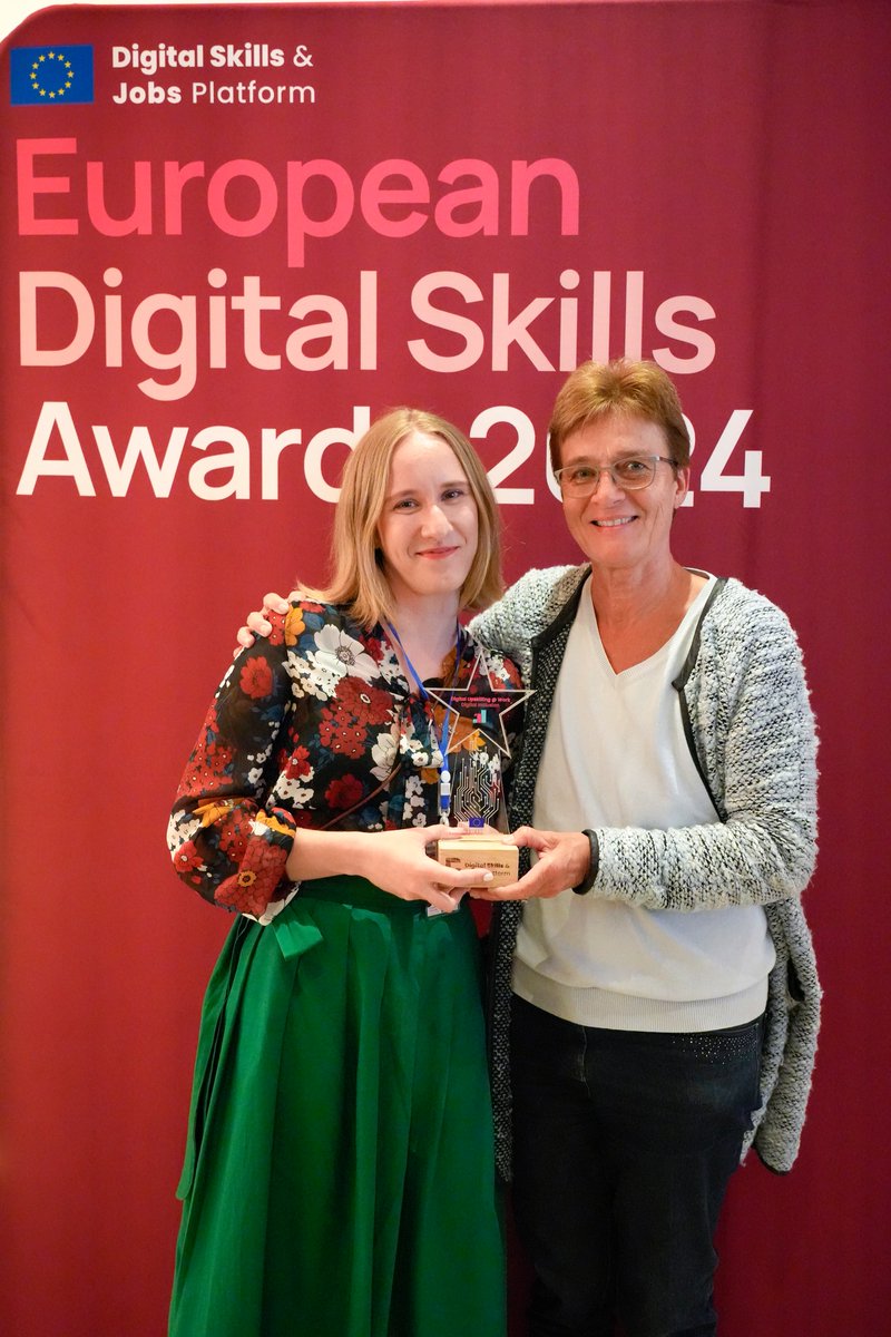 CeskoDigital's tweet photo. 🥇 Je to doma! Náš projekt Digitální inkluze včetně online příručky https://t.co/kjHhmBVGb3 vyhrál evropskou soutěž EDSA 2024! @DigitalSkillsEU
Za sebou jsme nechali 65 projektů z celé EU a přímo v Bruselu si hlavní cenu převzala naše Lujza Kotryová. 
📣 https://t.co/7RuRB9lF1e https://t.co/wbO56PH1Pz
