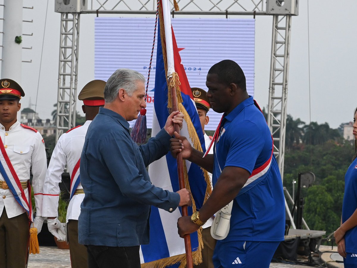 DrRobertoMOjeda's tweet photo. El abanderamiento de la delegación de #Cuba a #Paris2024 es una histórica muestra de inclusión: juntos los atletas olímpicos y paralímpicos. ¡#EstaEsLaRevolución! https://t.co/5FR9Qyo74U