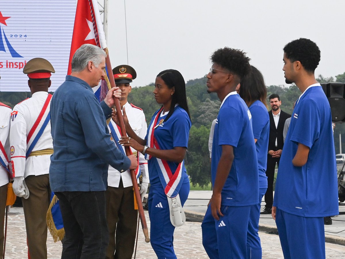 DrRobertoMOjeda's tweet photo. El abanderamiento de la delegación de #Cuba a #Paris2024 es una histórica muestra de inclusión: juntos los atletas olímpicos y paralímpicos. ¡#EstaEsLaRevolución! https://t.co/5FR9Qyo74U