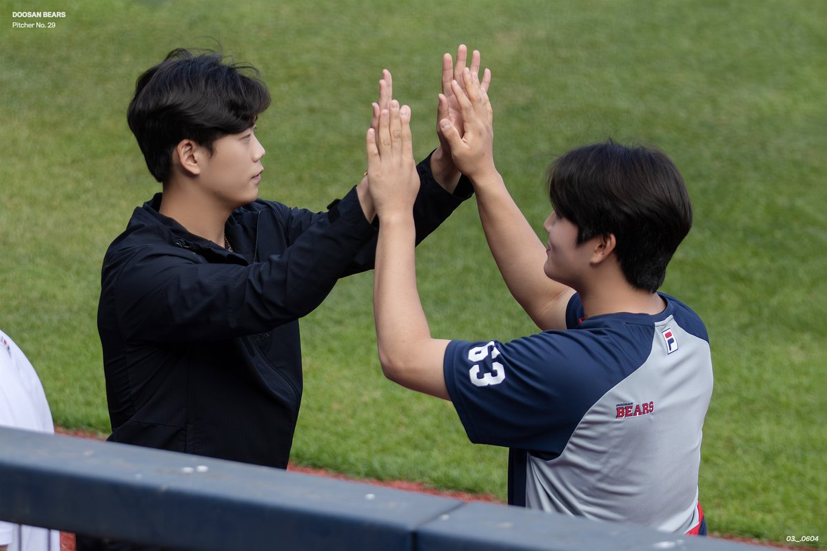 Run_Bears's tweet photo. 𝟮𝟰𝟬𝟲𝟬𝟴

든든한 불펜 막내즈🐻💙

#두산베어스 #이병헌 #Run_29 #김택연 #Run_63 https://t.co/Eb33OcLiRm