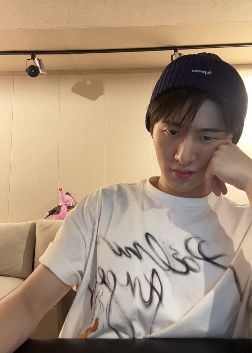 khbsource's tweet photo. hanbin on 🫧 live https://t.co/OUnTn7GYVA