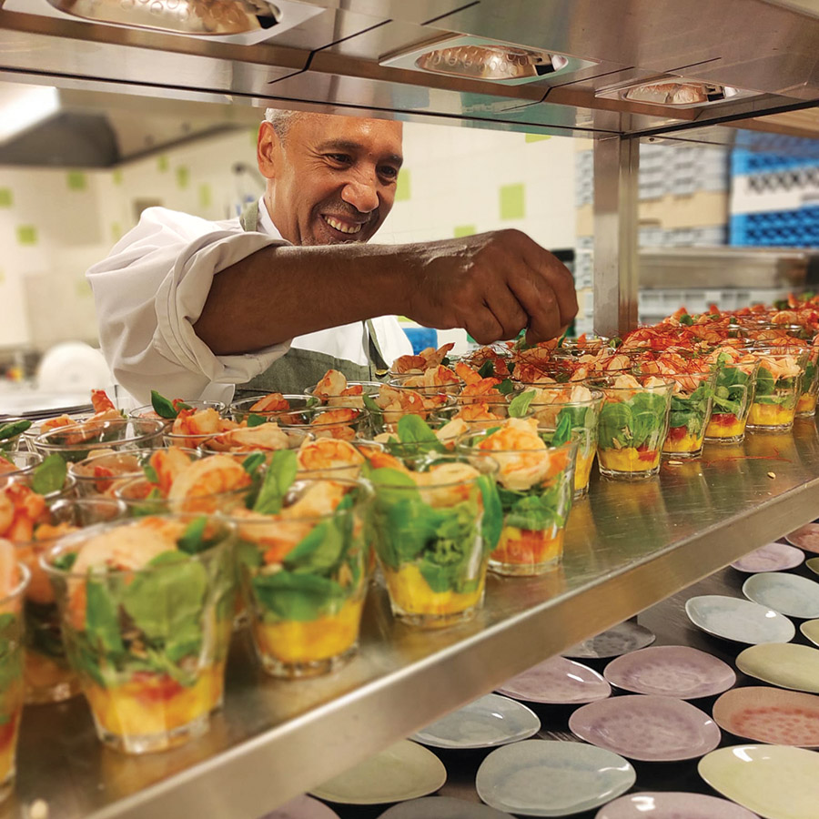 #Catering voor een grote groep mensen vraagt om veel communicatie en samenwerking tussen partymanagers, logistiek en uiteraard de keuken. Hoe mooi is het als alles soepel verloopt en je met een lach op je gezicht de lekkerste gerechten mag klaarmaken!

#kok #BeijkCatering