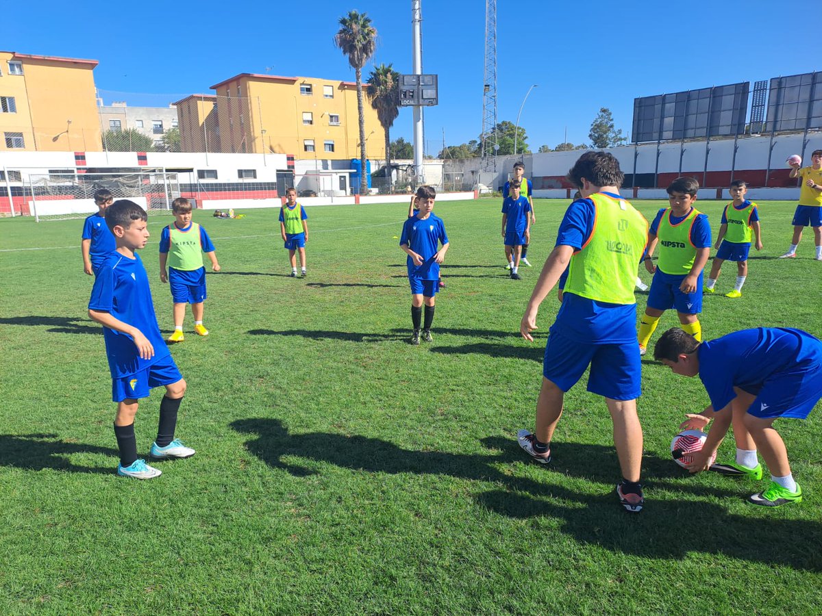 Cadiz_Fundacion's tweet photo. ⚽️💛 ¡Pequeños cadistas disfrutando en el #CampusCádizCF celebrado en #Rota! https://t.co/iM1br3ZevQ