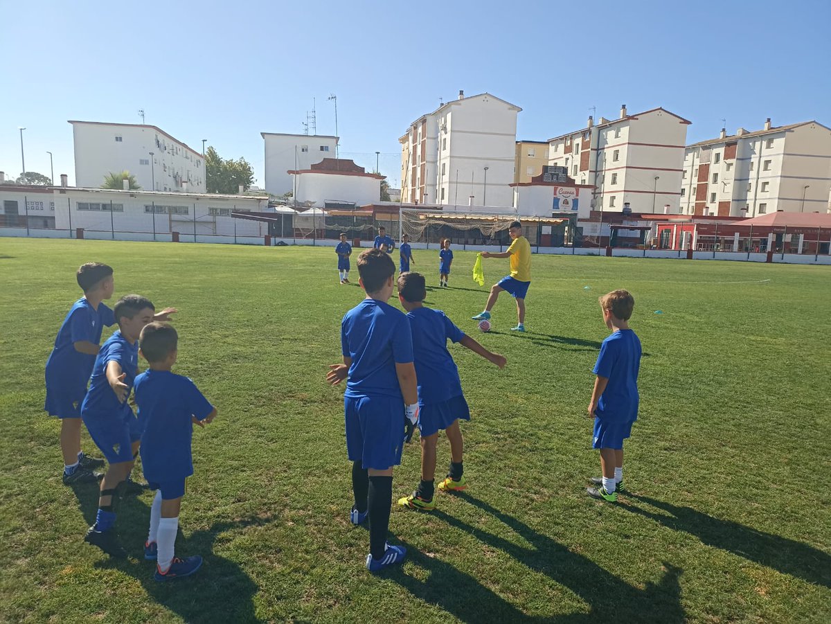 Cadiz_Fundacion's tweet photo. ⚽️💛 ¡Pequeños cadistas disfrutando en el #CampusCádizCF celebrado en #Rota! https://t.co/iM1br3ZevQ