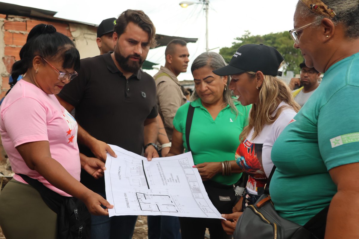 AlcDeGirardot's tweet photo. Alc. @RafaelMaracay21 desde la comunidad Las Tablitas de la Parrq. José Casanova Godoy anuncio la construcción de Viviendas gracias al de Pdte. @NicolasMaduro

Conoce ➕ ingresando aquí 👉 👉
https://t.co/hXDCHOF0Fv

#Maracay
#VenezuelaEsPoesia https://t.co/bTNyw2TySy
