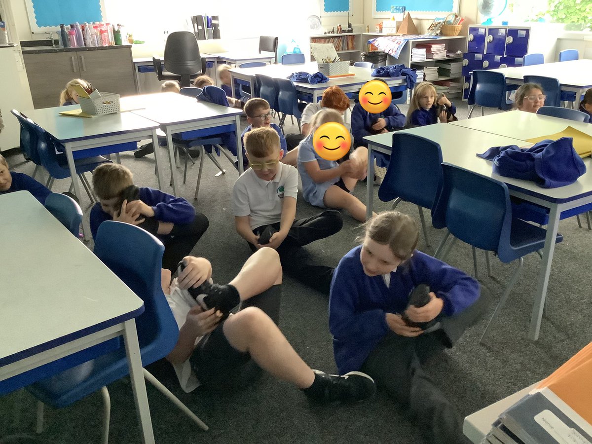ReinwoodJuniors's tweet photo. 3F had a yoga break on this very rainy day!
#RJS3F #RJSWellbeing https://t.co/jwVfQBqVOy