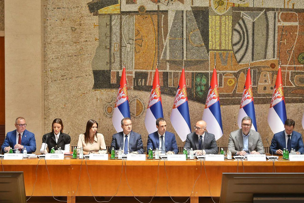 sicveO11's tweet photo. Седница Савета за БДП којом председава председник Републике Србије Александар Вучић

Раст бруто домаћег производа Србије у првом кварталу 2024. године у односу на 2023. годину износи 4,7 одсто, у чему грађевинска индустрија има значајну улогу. 

Процена је да је учешће грађевинске индустрије у БДП-у Србије током 2023. године износило високих 5,73 одсто. 

То је резултат системских промена које смо спровели, нарочито када је у питању нови Закон о планирању и изградњи. 

У првом кварталу ове године, вредност грађевинских радова, порасла je за 22 одсто у текућим ценама, док је у сталним ценама забележен раст од 18,3 одсто у односу на први квартал прошле године.
 
Укупан број дозвола издатих у четвртом кварталу 2023. године повећан је за 15,6% у односу на исти период претходне године.

Просечна нето зарада у грађевинарству, у априлу 2024. године, износила је 82,085 динара, што је пораст од 16,76 одсто у односу на исти месец 2023. године.

Све ово говори да ће грађевинска индустрија и даље бити један од генератора привредног развоја наше земље.

Идемо даље! 💪🏻