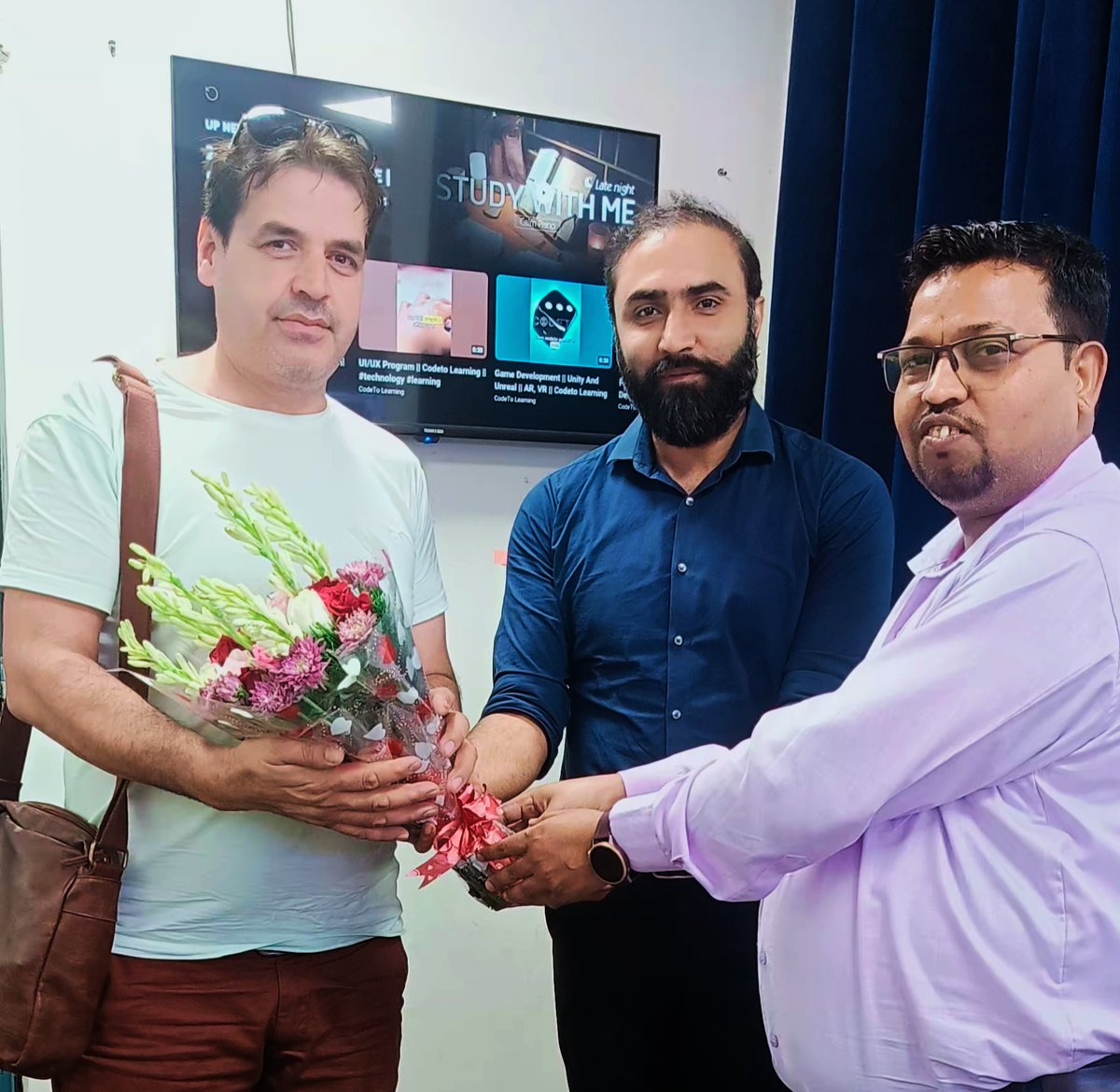 AbhiwanTechnol1's tweet image. Exciting times at @AbhiwanTechnology
We had an amazing visit from our Australian clients to discuss Betri 9 card game development! 🇦🇺🎮
Collaboration at its finest right here in our Delhi office! 🌏
Stay tuned for more updates!
#AbhiwanTechnology #Betri9 #CardGameDevelopment