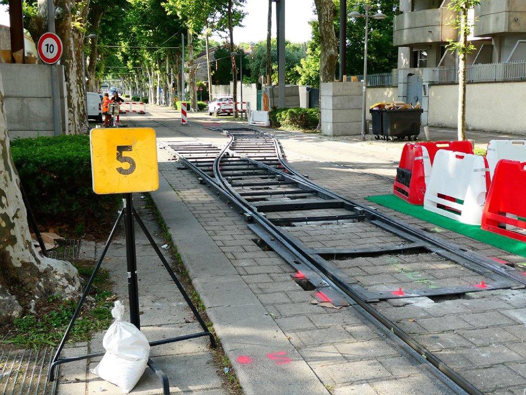 euro_projects's tweet photo. When I was in Toronto, I was surprised to see streetcar shutdowns for renovations/upgrades.

In European cities, they install temporary switches overnight, which allow trams to keep running normally. Funnily enough, they are called "Californian points" in some European languages. https://t.co/I8pFVRikaO