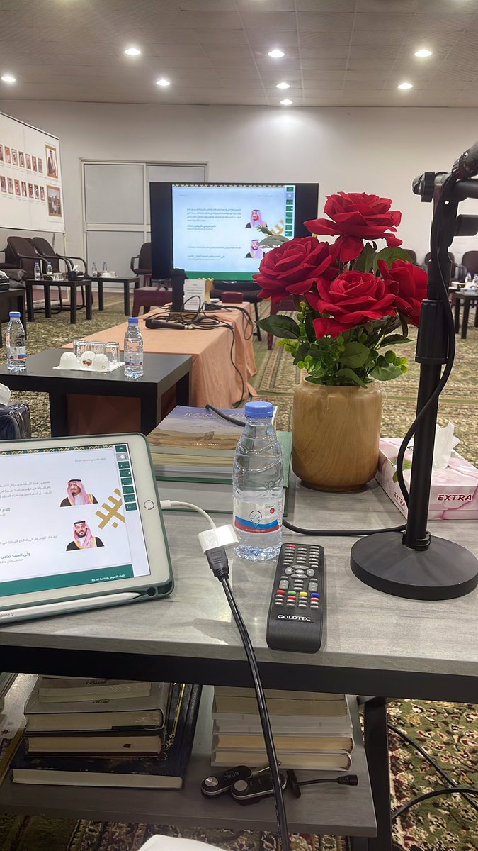 EMARH5423's tweet photo. استضافة أحدية @almohsen_d  المدير التنفيذي لجمعية عمارة للتعريف بالجمعية والإجابة على أسئلة الحضور، وكان اللقاء مميزًا بحضور عدد من الفضلاء المهتمين بعمل الجمعية؛ وقد أثروا اللقاء بأسئلتهم واقتراحاتهم، فجزى الله الجميع خيرًا. https://t.co/TqjqhWjgSE