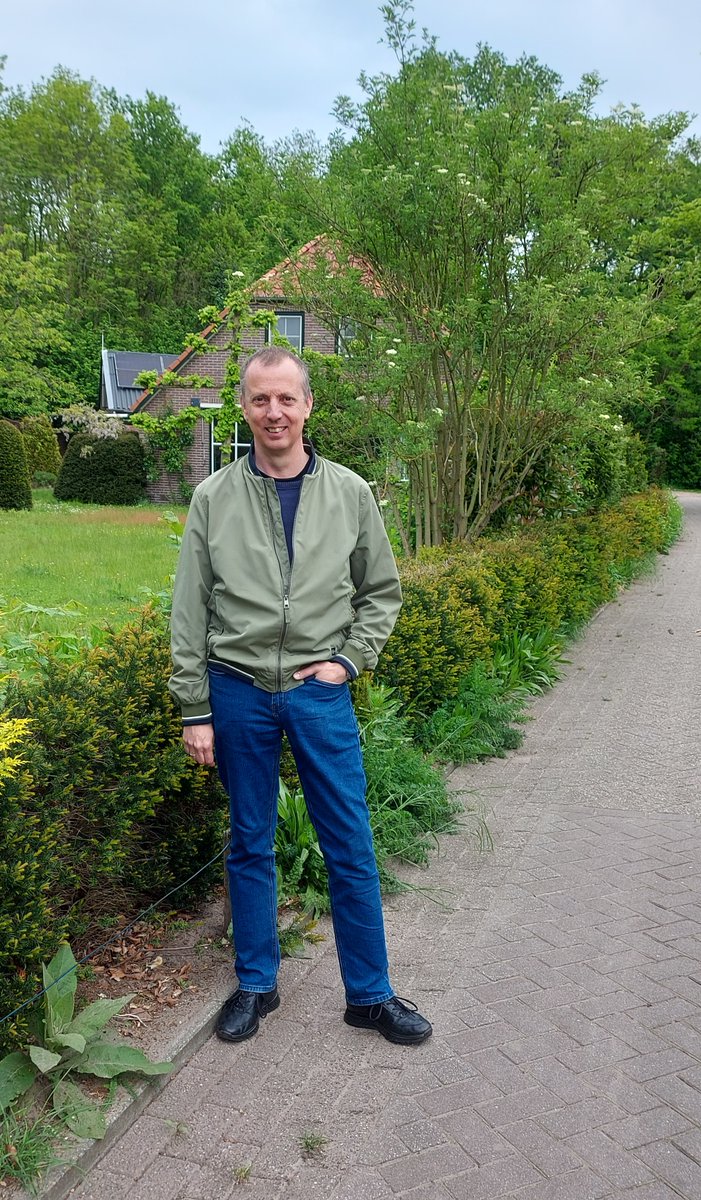 BROERSTRAAT 5 | In de rubriek ‘Alumni Achteraf’ vertellen twee alumni over hun leven na hun studie aan de <a href="/univgroningen/">University of Groningen</a>. In deze editie: Bert Rossing en Martin Sikkema! 👇
rug.nl/alumni/magazin…
#broerstraat5 #alumni #magazine #universityofgroningen #rijksuniversiteitgroningen