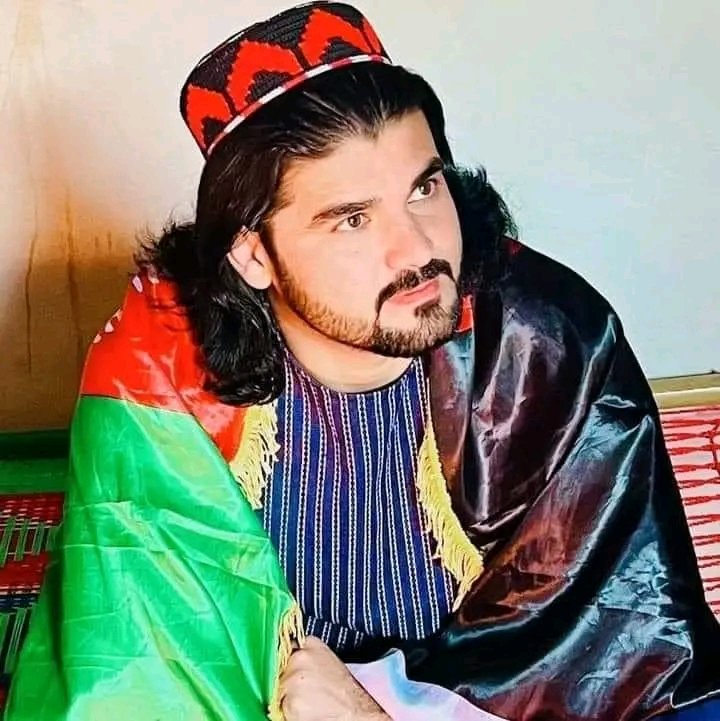 Sadam_Samadi7's tweet photo. قادره خدایه توان د ��اسې تماشې لري څوک؟
سرونه رېژې لکه پاڼې پهٔ نامهٔ د وطن

ګیلو ګیلو سترګو کې سوال او دا سوال ګیله من
ځه کنه دا زخم مې مهٔ وهه پهٔ زړهٔ د وطن

داسې د خپل احساس پهٔ سرو غرمو تنها ولاړیم
لکه چې نهٔ وطن زما وي او نهٔ زهٔ د وطن
#provideairambulance4gilamanwazir https://t.co/zYsA3erC7y