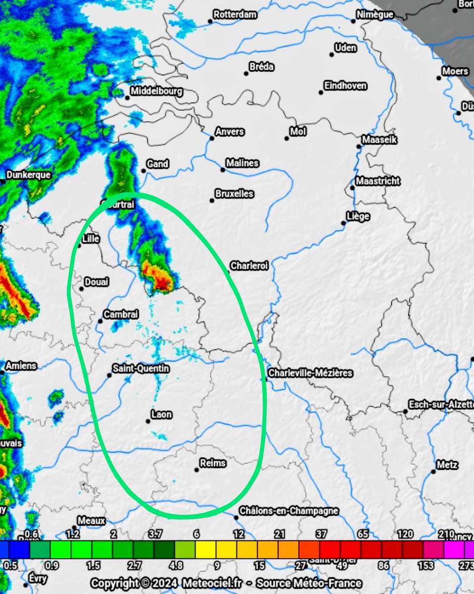 ⛈️ Vanuit Frankrijk nadert een 'vore'. Dat is een zone waar in dit geval zware buien kunnen ontstaan. Nabij de groene cirkel moet dat de komende uren gebeuren: noordoost van dit gebied is het nu zeer warm met dauwpunten tot 20°. Later vooral in het midden/oosten kans op #onweer!