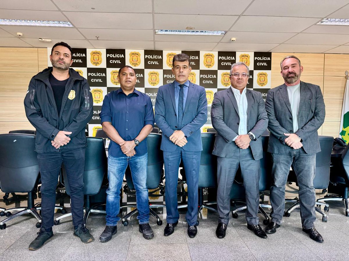 pcdf_oficial's tweet image. #PCDF e #TCDF discutem ações de proteção animal em reunião realizada nessa segunda-feira (8), no gabinete do delegado-geral da PCDF, José Werick de Carvalho: pcdf.df.gov.br/noticias/12915…