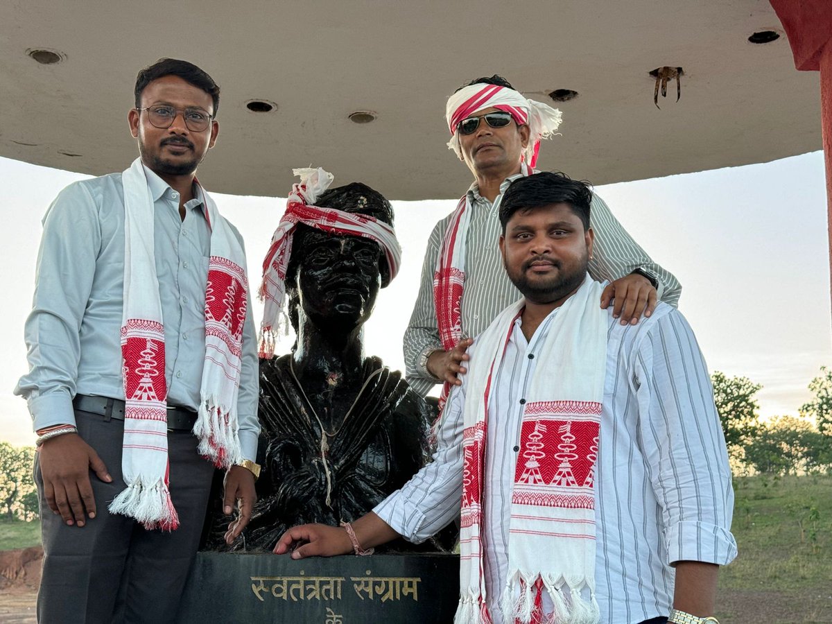 RoatKantiBhai's tweet photo. जोहार झारखंड 
आदिवासी जननायक वीर बुधु भगत के शहीद स्थली और उनके गांव घर जानें का मोका मिला यह मोका  बहुत कम  लोगो को मिलता हे आखिर कर आदिवासीयो की क्रांतिकारी शहीदो की भूमि झारखंड जाना हुआ 
🏹🌹💐🙏❤️🌷🌺🙏💖🏹 https://t.co/KPJ4MhKjv8