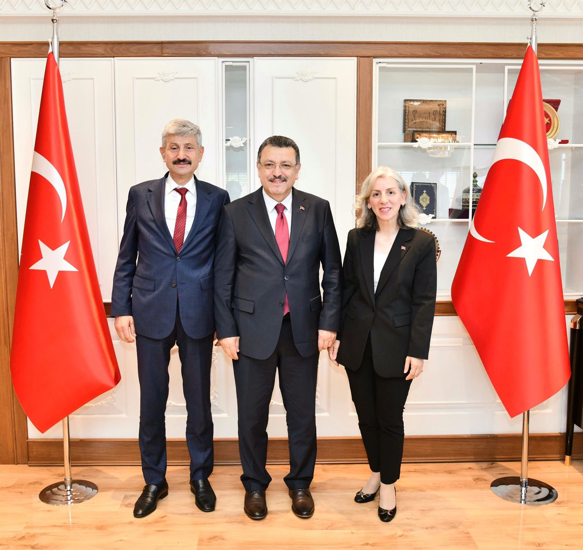 drcoskuncebi's tweet photo. Trabzon Büyükşehir Belediye Başkanımız Sn. Ahmet Metin Genç beyi büyükşehir meclis üyemiz Sn. Sevgi Aktaş ile ziyaret ettik. Sayın Başkanımızla istişarelerde bulunduk. 

Sayın Başkanımıza nazik misafirperverliği, ilgi ve alakası için teşekkür ediyoruz. https://t.co/Ops1Wlp1su
