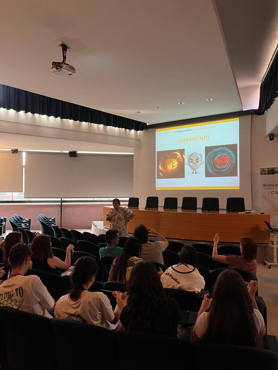 ValAnSe_food's tweet photo. 📢 Esta semana ha comenzado la #SummerSchool para estudiantes de grado en el @iata_csic👨‍🔬 👩‍🔬 

Ayer pudieron conocer un poquito más la labor e investigación que lleva a cabo nuestro Grupo de Cereales @ValAnSe_food de la mano de la Dra. Claudia Monika Haros. https://t.co/0w3crs7vMw