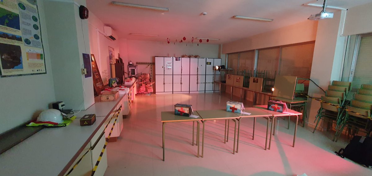 extensionumu's tweet image. #CursosUMU
En la Facultad de @EducacionUm de la @UMU  tenemos estos días a este fantástico grupo de profes y futuros profes aprendiendo a preparar "escaperoom" para las aulas educativas.

Con @profefrans y Marina Martínez
#Murcia #escaperoom #educación