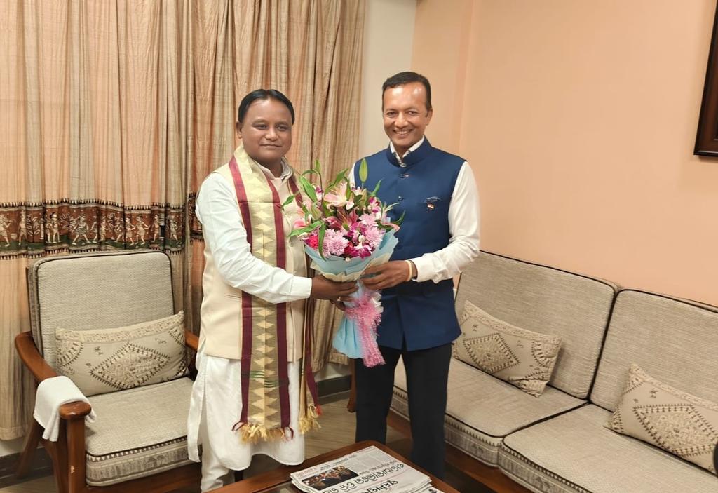 idco_odisha's tweet photo. Hon'ble CM, Shri @MohanMOdisha, met Shri @MPNaveenJindal, Chairman, @JSPLCorporate, and held discussion on various developmental initiatives and collaborative efforts to drive progress in #Odisha. https://t.co/yCCp0BZnQs
