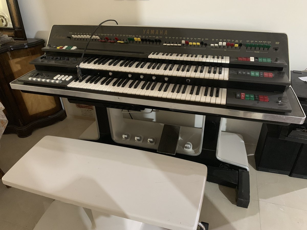 persianpianist's tweet photo. این Yamaha Organ یکی از خاصترین مدلهاشه که به خاطر قیمت بالاش کلا ۱۹ دستگاه تولید شد و سه دستگاه رو محمدرضا شاه خرید و با یک کشتی فرستادن ایران.
یکیش مال خودش بود که هنوز فکر کنم تو کاخ نیاورانه ، یکیش مال اشرف بود که هدیه داد به انوشیروان روحانی و این یکی که تو عکس میبینید
۱/۲ https://t.co/xXwJJfm4n5