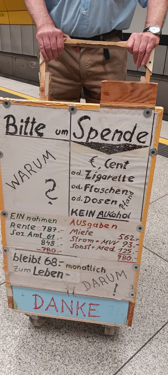 rebew_lexa's tweet photo. Im besten Deutschland aller Zeiten ❗ 

Es ist eine Schande für dieses Land, daß Rentner so im Stich gelassen werden. Aber Milliarden Euro für einen Krieg, für illegale Migration und für andere sinnlose globale Projekte ausgeben. 

Dieser Mann steht am U-Bahnhof Sendlinger Tor in München. Er ist damit einverstanden, daß diese Bilder von ihm in den sozialen Medien veröffentlicht werden!