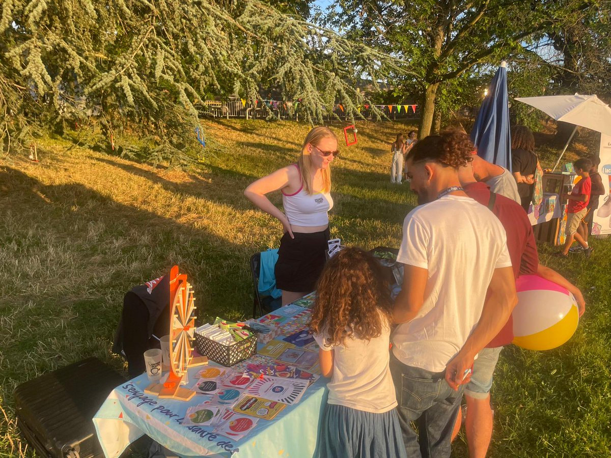 Vendredi 5 juillet, un collectif de 20 jeunes (âgés de 15 à 21 ans) de Rillieux-la-Pape (Rhône) a organisé l'événement "Summer lights on" pour les jeunes du territoire, avec le soutien de la ville.
Nos jeunes intervenants étaient présents sur cet événement musical et y ont animé