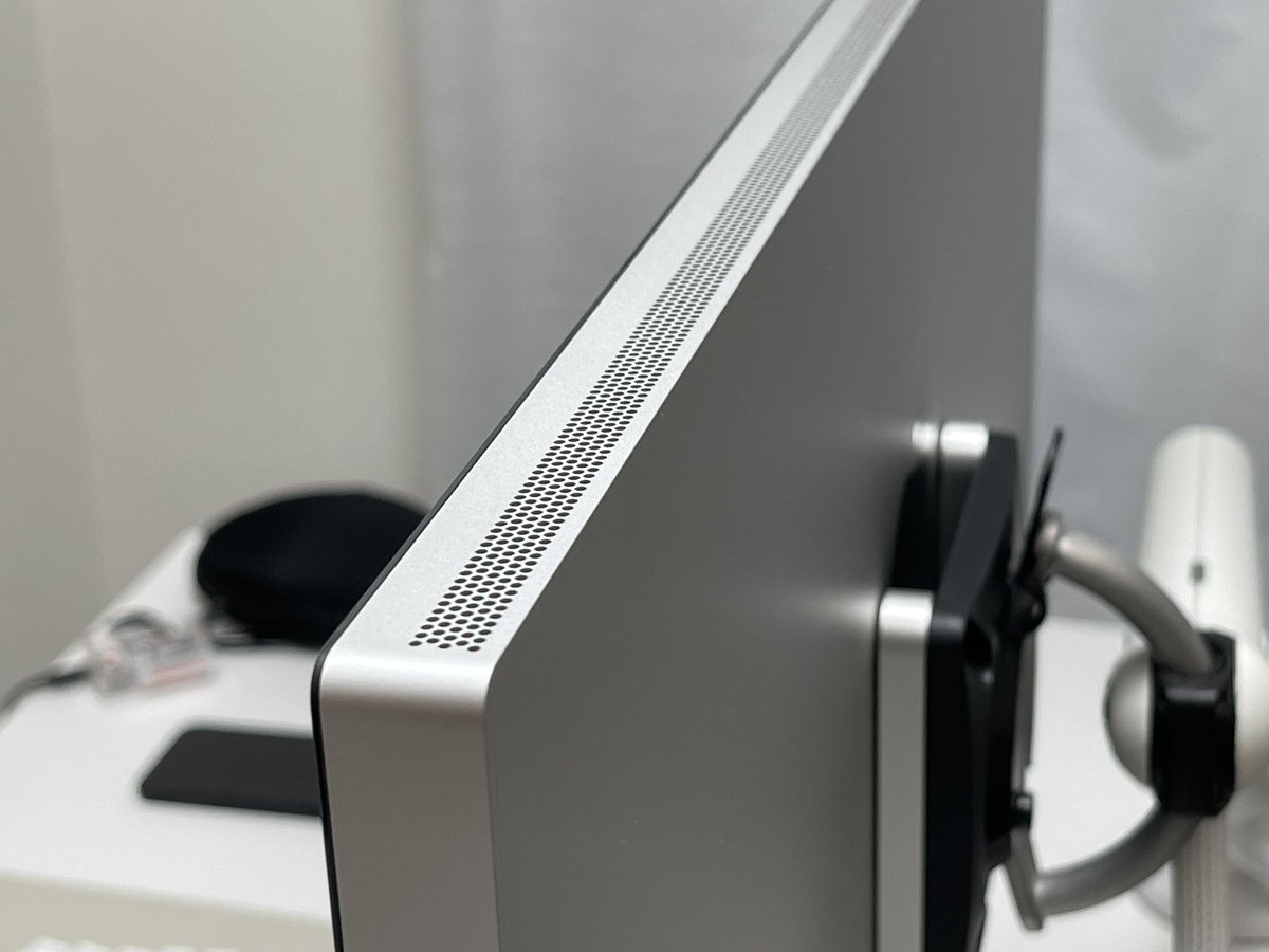 insNote_C's tweet image. Studio Displayって酷評だったけど、個人的には1番美しいモニターだと思ってる。

「ベゼルが」「映像出力が」「ロゴが」　とかそんなんどうでも良くなった。インテリア好きとしてはこれ以上のモニターに出会ってない。