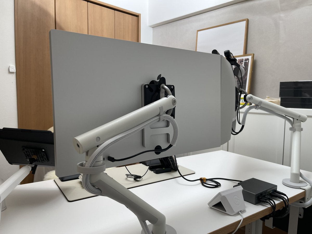 insNote_C's tweet image. Studio Displayって酷評だったけど、個人的には1番美しいモニターだと思ってる。

「ベゼルが」「映像出力が」「ロゴが」　とかそんなんどうでも良くなった。インテリア好きとしてはこれ以上のモニターに出会ってない。