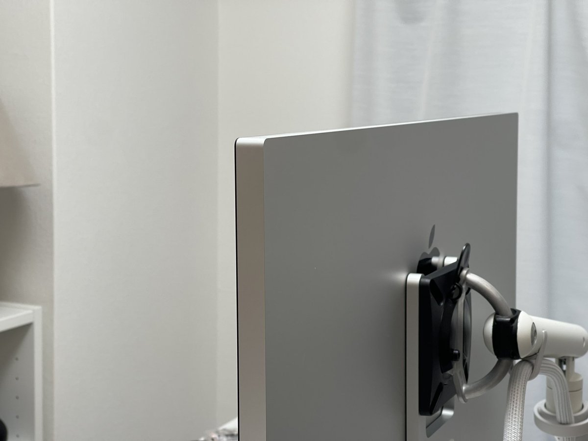 insNote_C's tweet image. Studio Displayって酷評だったけど、個人的には1番美しいモニターだと思ってる。

「ベゼルが」「映像出力が」「ロゴが」　とかそんなんどうでも良くなった。インテリア好きとしてはこれ以上のモニターに出会ってない。