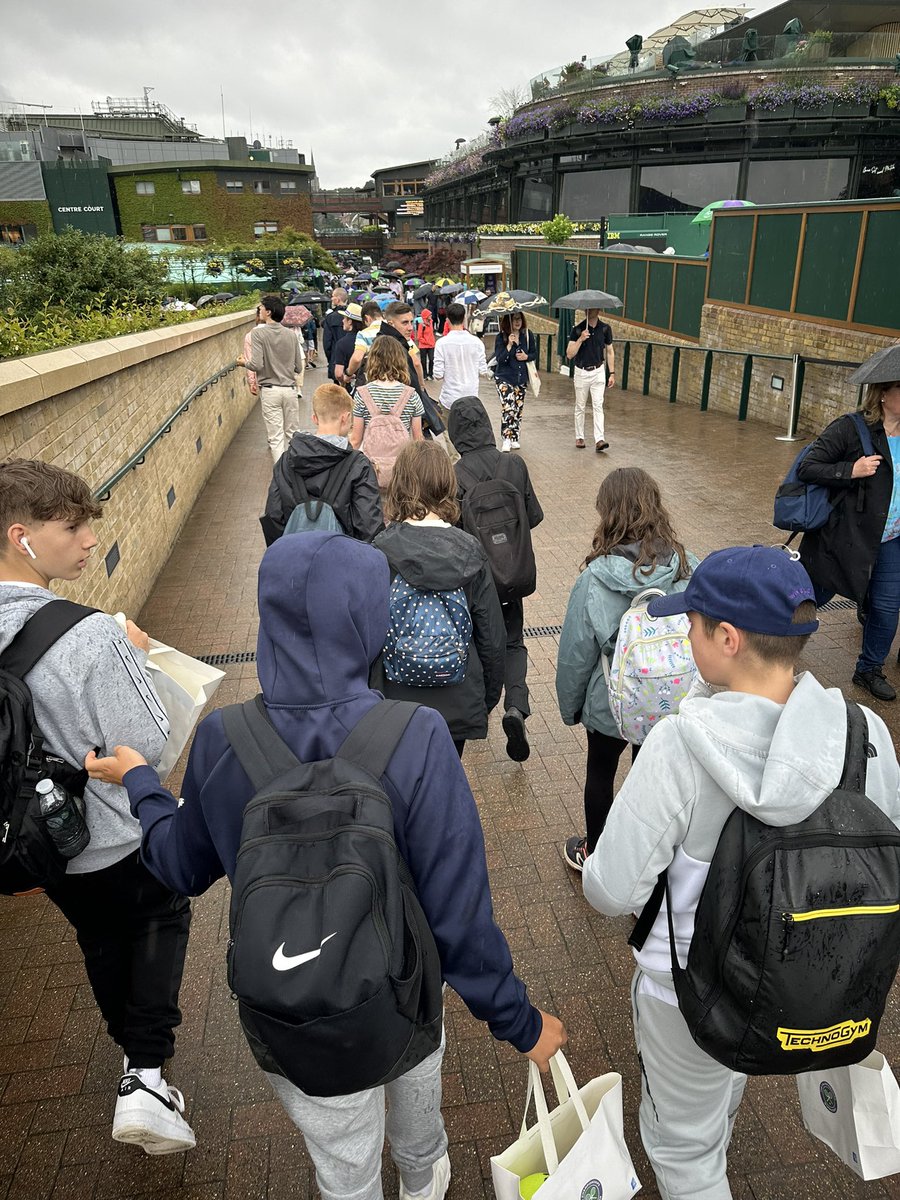 tytheringtonPE's tweet photo. It’s been a wet start to the day @Wimbledon thankfully Court No 1 has a roof. At the minute we are watching a close quarter-finals singles match between Lulu Sun 🇳🇿 and Donna Vekic 🇭🇷 #Tennis #Wimbledon ☔️👍 🎾 https://t.co/UucdeSyn3q